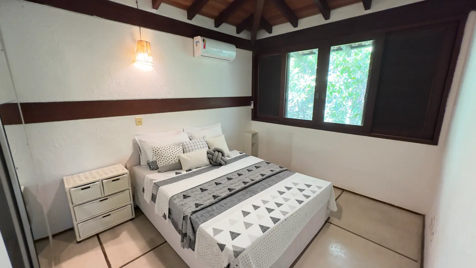 Villa 411 - Casa à venda Condominio Iporanga - Quarto 2 com uma cama de casal e criado mudo com 4 gavetas