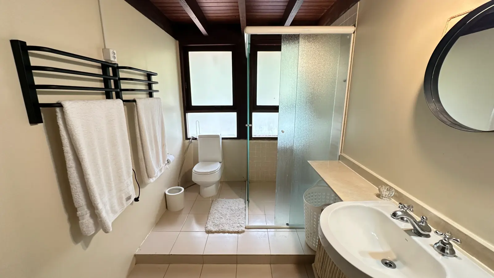 Villa 411 - Casa à venda Condominio Iporanga - Banheiro que atende a 2 quartos da casa com box de vidro, 2 toalheiros elétricos e forro de madeira, rústico