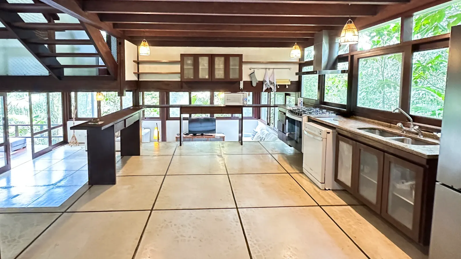 Villa 411 - Casa à venda Condominio Iporanga - Cozinha em conceito aberto com sala de tv aos fundos