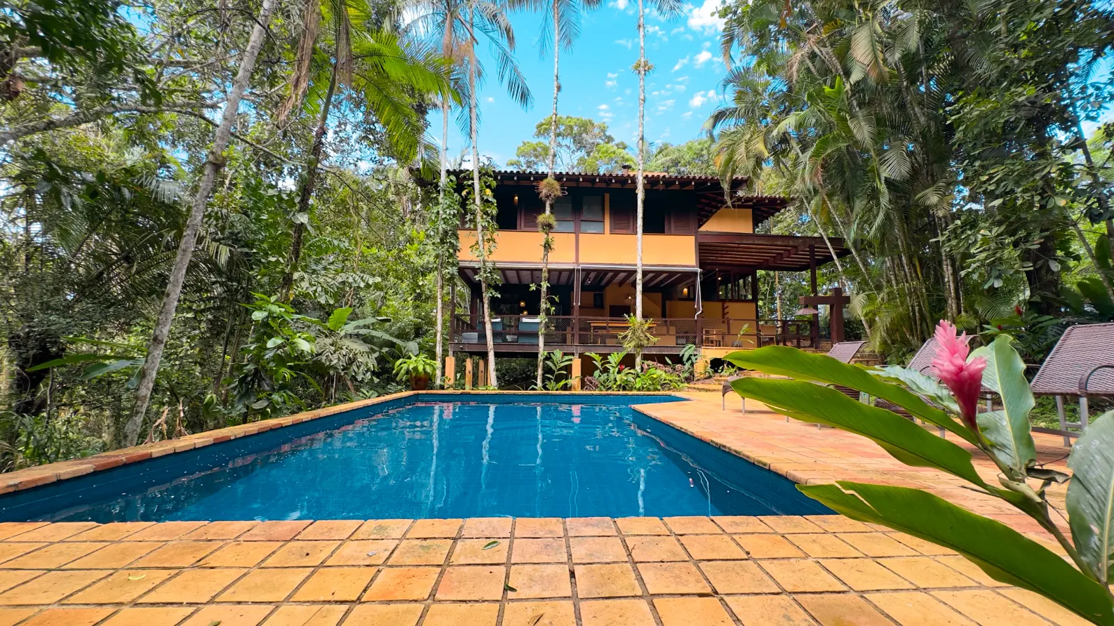 Villa 411 - Casa à venda Condominio Iporanga - Vista fachada externa com piscina