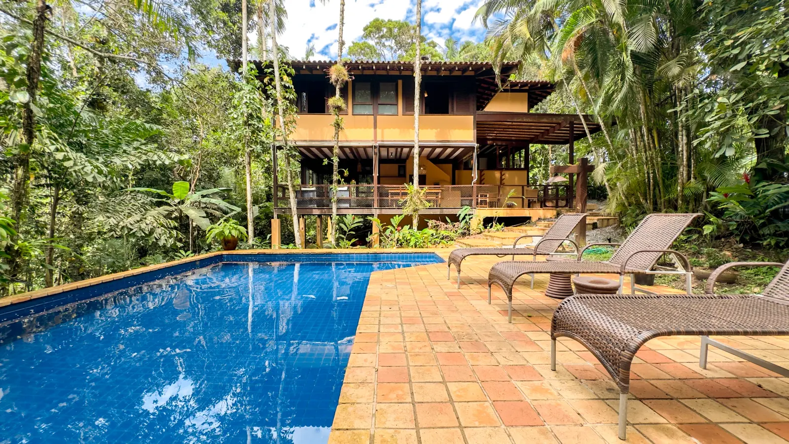 Villa 411 - Casa à venda Condominio Iporanga - Ceu azul, fachada, deck da piscina e closeup das espreguiçadeiras