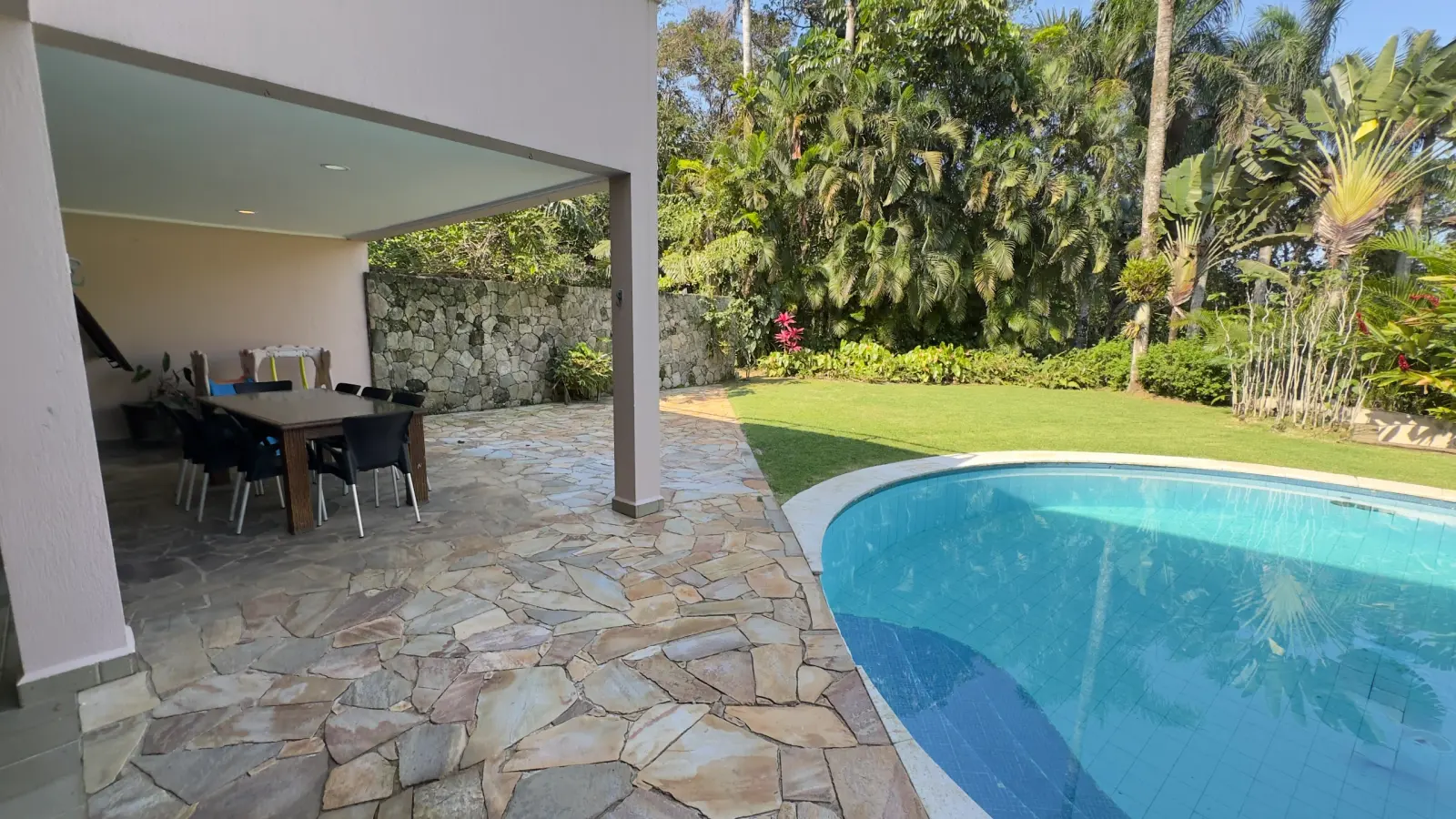 Casa no condominio Iporanga praia de São Pedro para locação temporada (2)