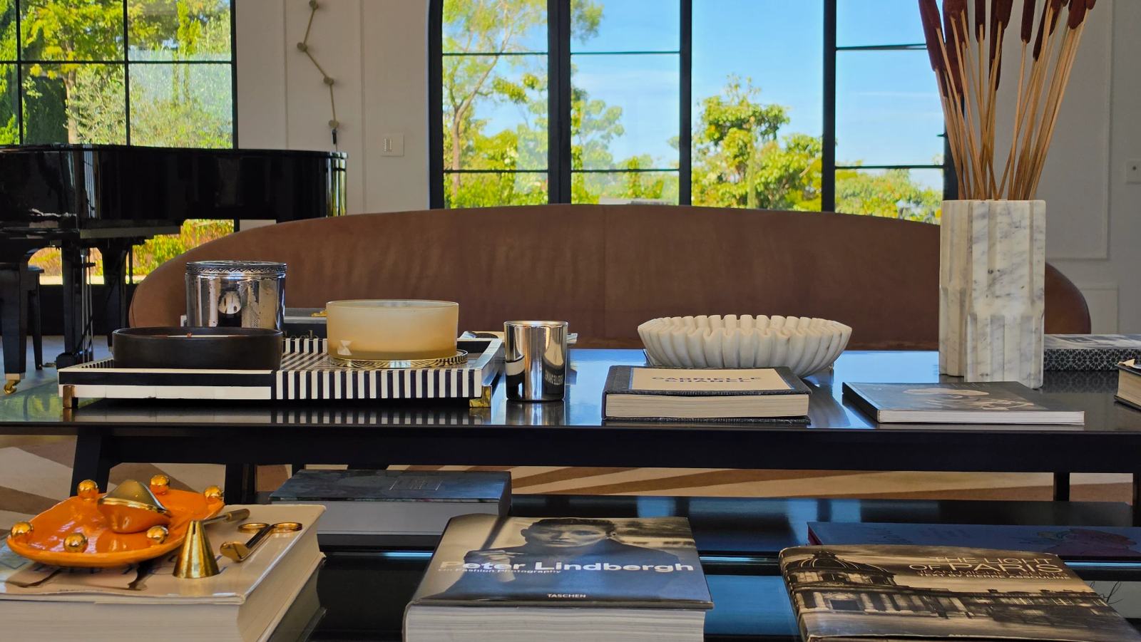 Casa a venda e locação Na fazenda Boa Vista Projeto de Duda Porto Vila Francesa Provençal - livros sala