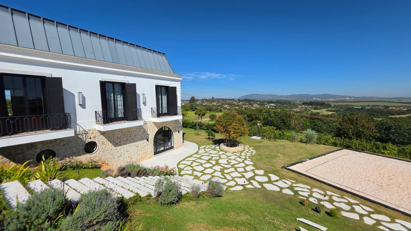 Casa a venda e locação Na fazenda Boa Vista Projeto de Duda Porto Vila Francesa Provençal - detalhe escadas