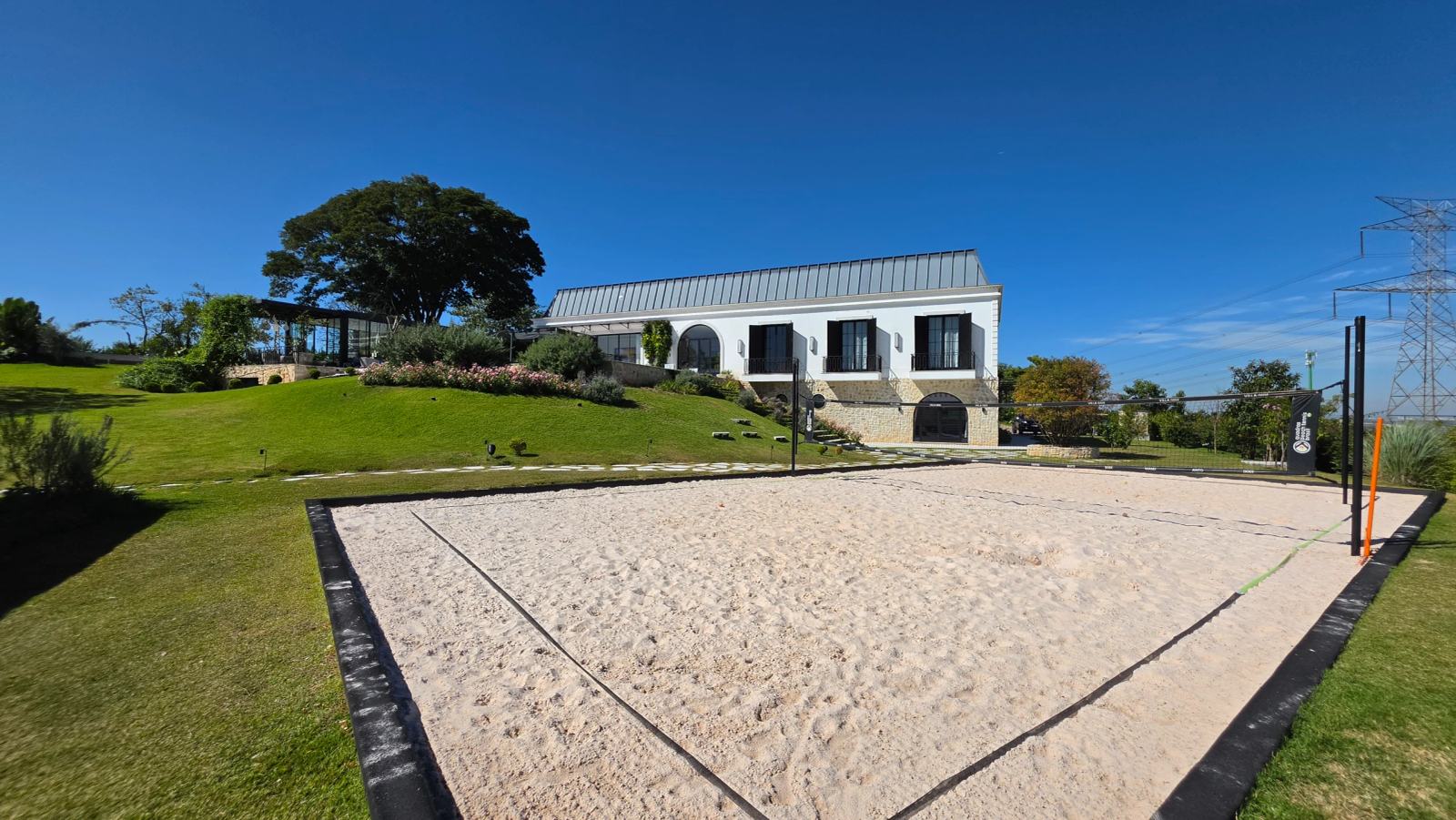 Casa a venda e locação Na fazenda Boa Vista Projeto de Duda Porto Vila Francesa Provençal - tenis frente casa