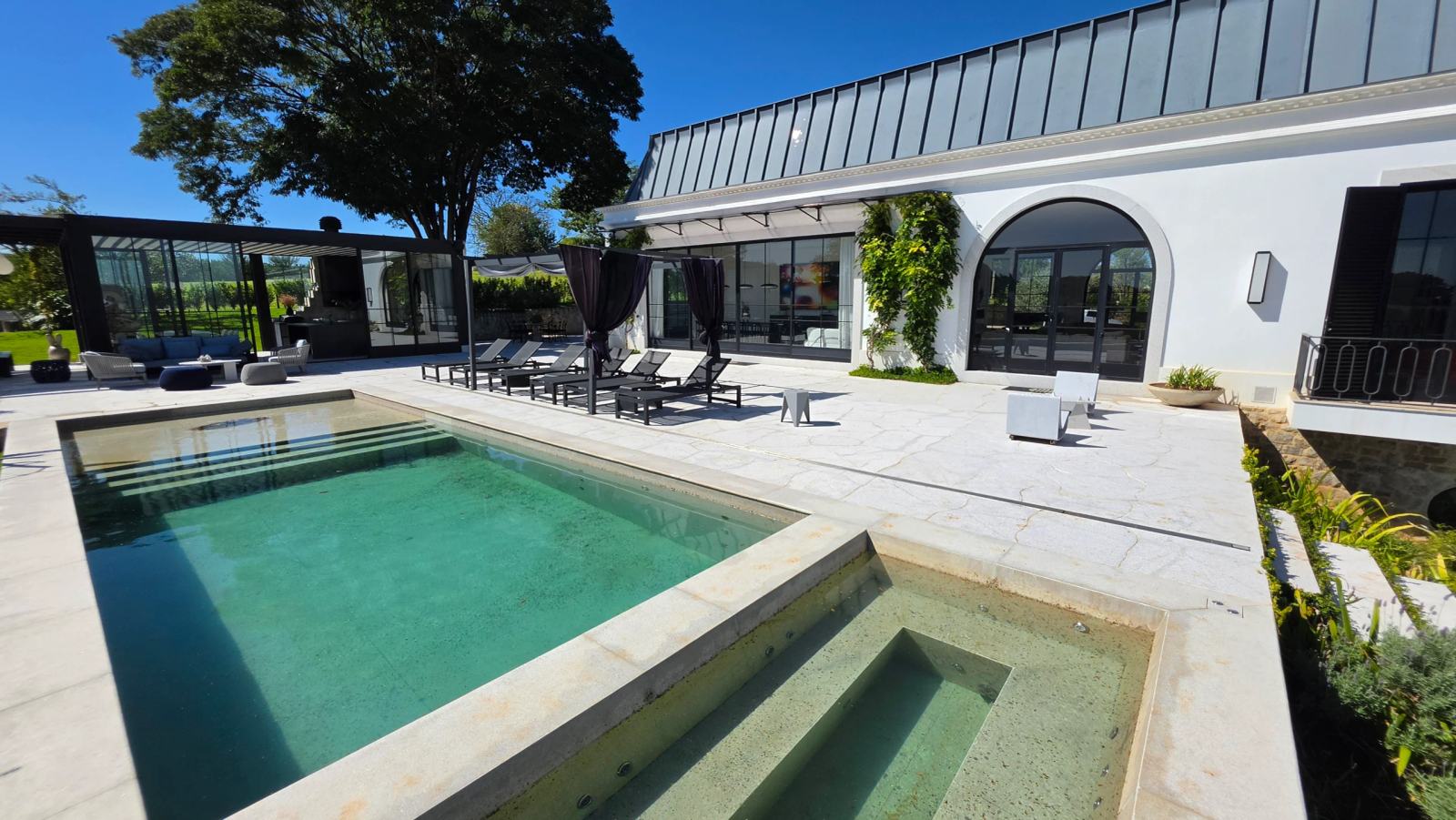 Casa a venda e locação Na fazenda Boa Vista Projeto de Duda Porto Vila Francesa Provençal - piscina e hidro