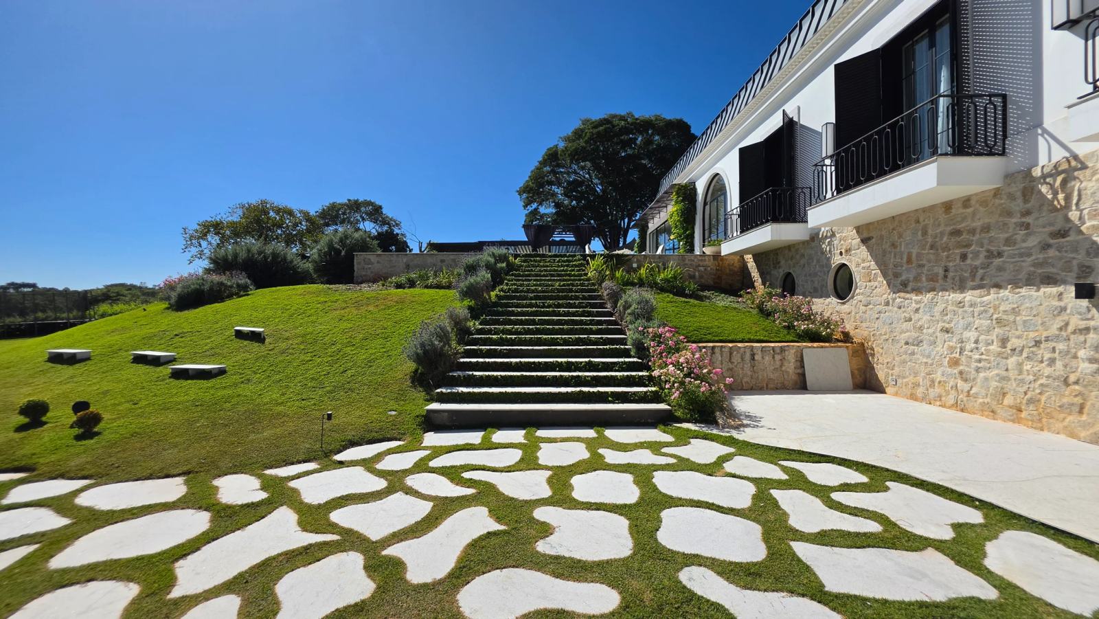 Casa a venda e locação Na fazenda Boa Vista Projeto de Duda Porto Vila Francesa Provençal -escadaria