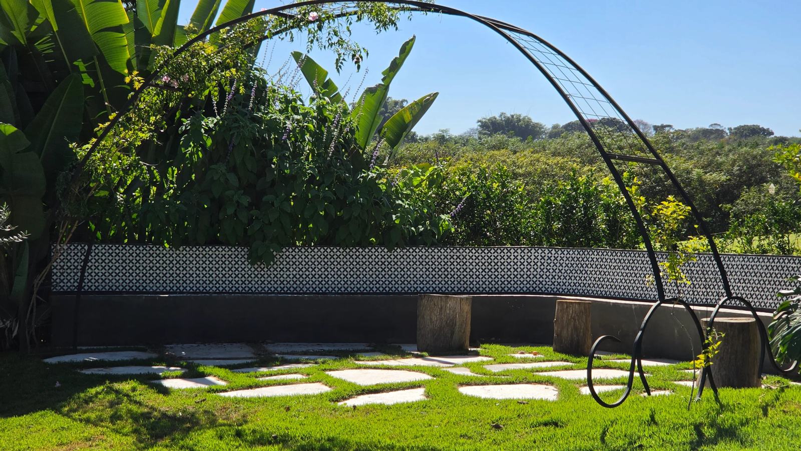 Casa a venda e locação Na fazenda Boa Vista Projeto de Duda Porto Vila Francesa Provençal - jardim