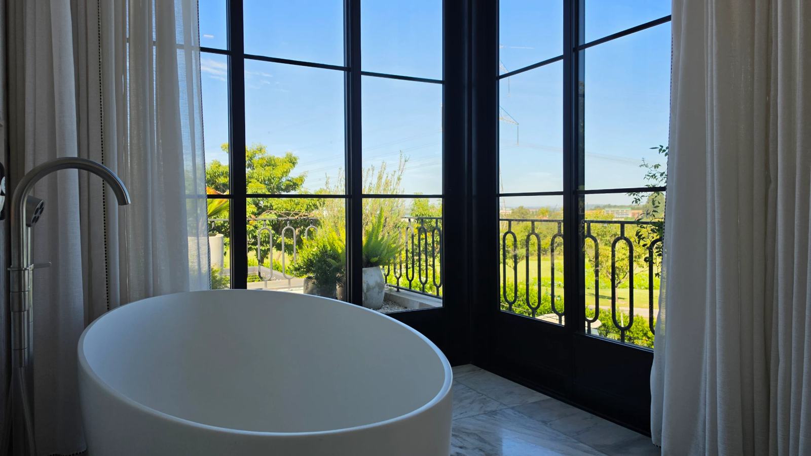 Casa a venda e locação Na fazenda Boa Vista Projeto de Duda Porto Vila Francesa Provençal - banheira suite
