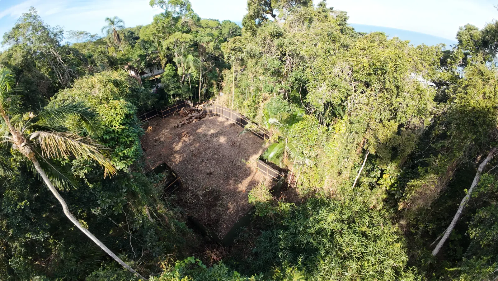 Vista aerea de terreno à venda, já licenciado junto a Cetesb e Condephaat, no condominio Iporang