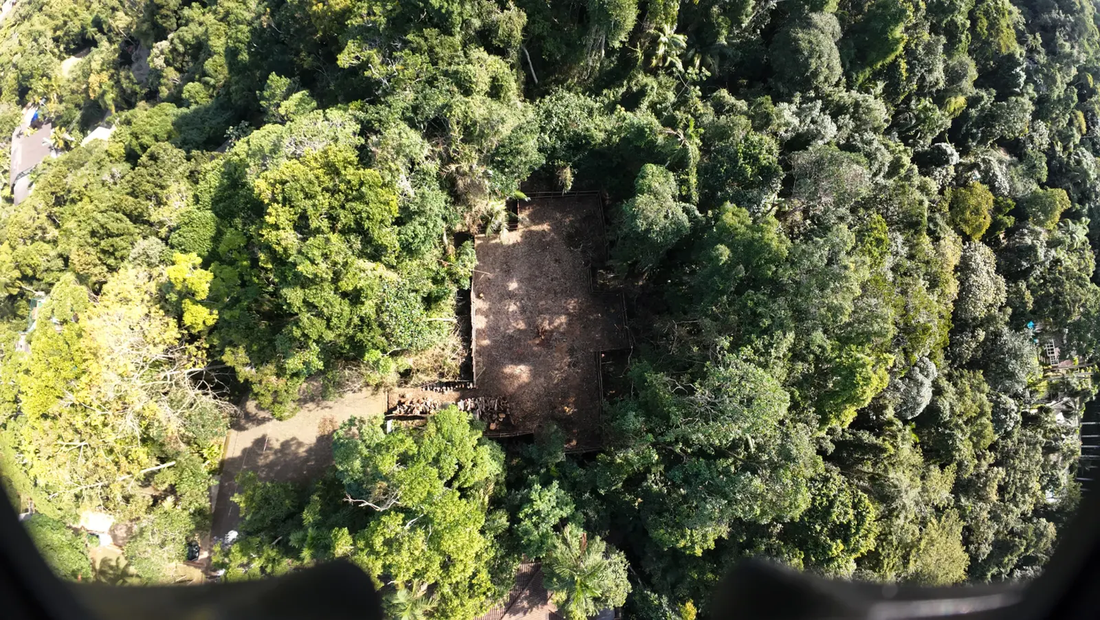 Foto aerea com a demarcação da mancha de construção de 360 metros quadrados com alvará de construção da prefeitura do guarujá