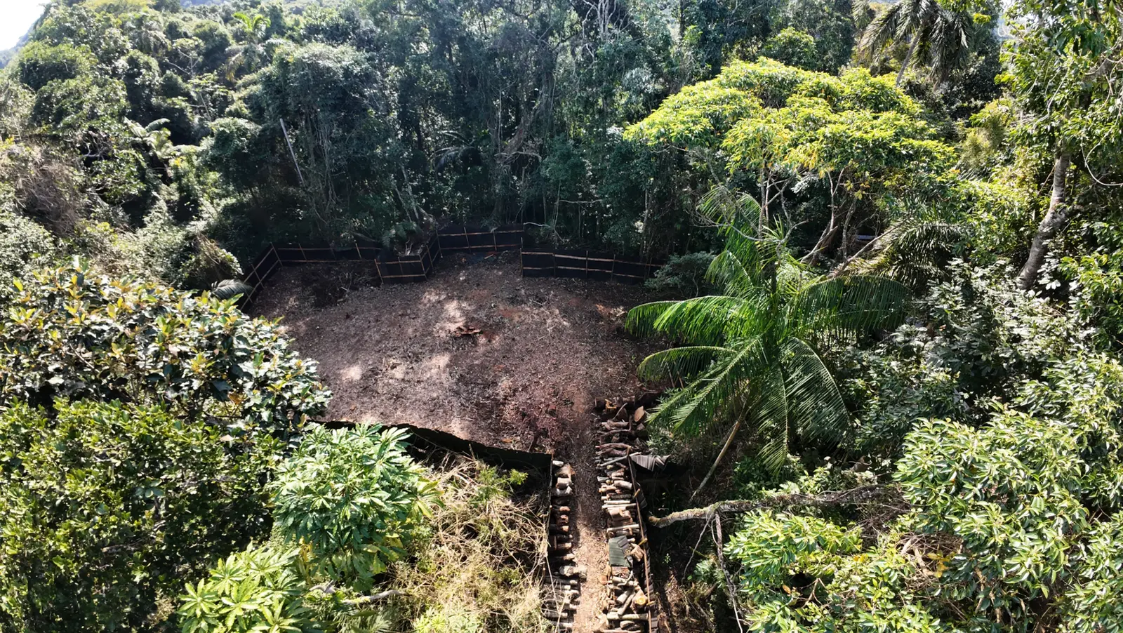 Vista aérea de terreno à venda no condominio Iporang