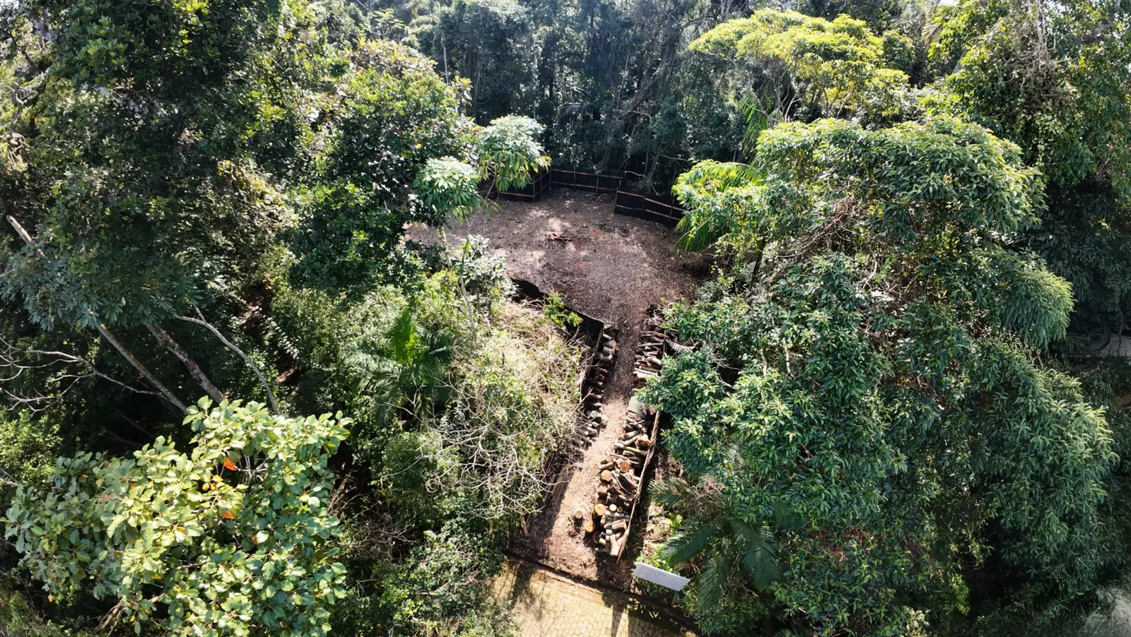 Foto area com foto na servidão do terreno licenciado à venda no condominio Iporanga