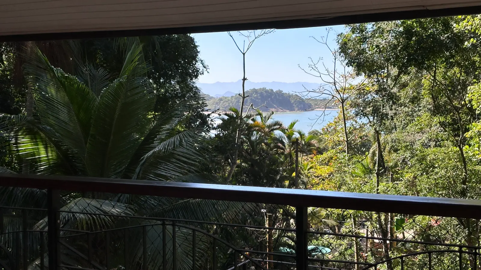 Villa 207 - Aluguel Temporada - Vista da varanda com vegetação preservada e paisagem natural em Tijucopava