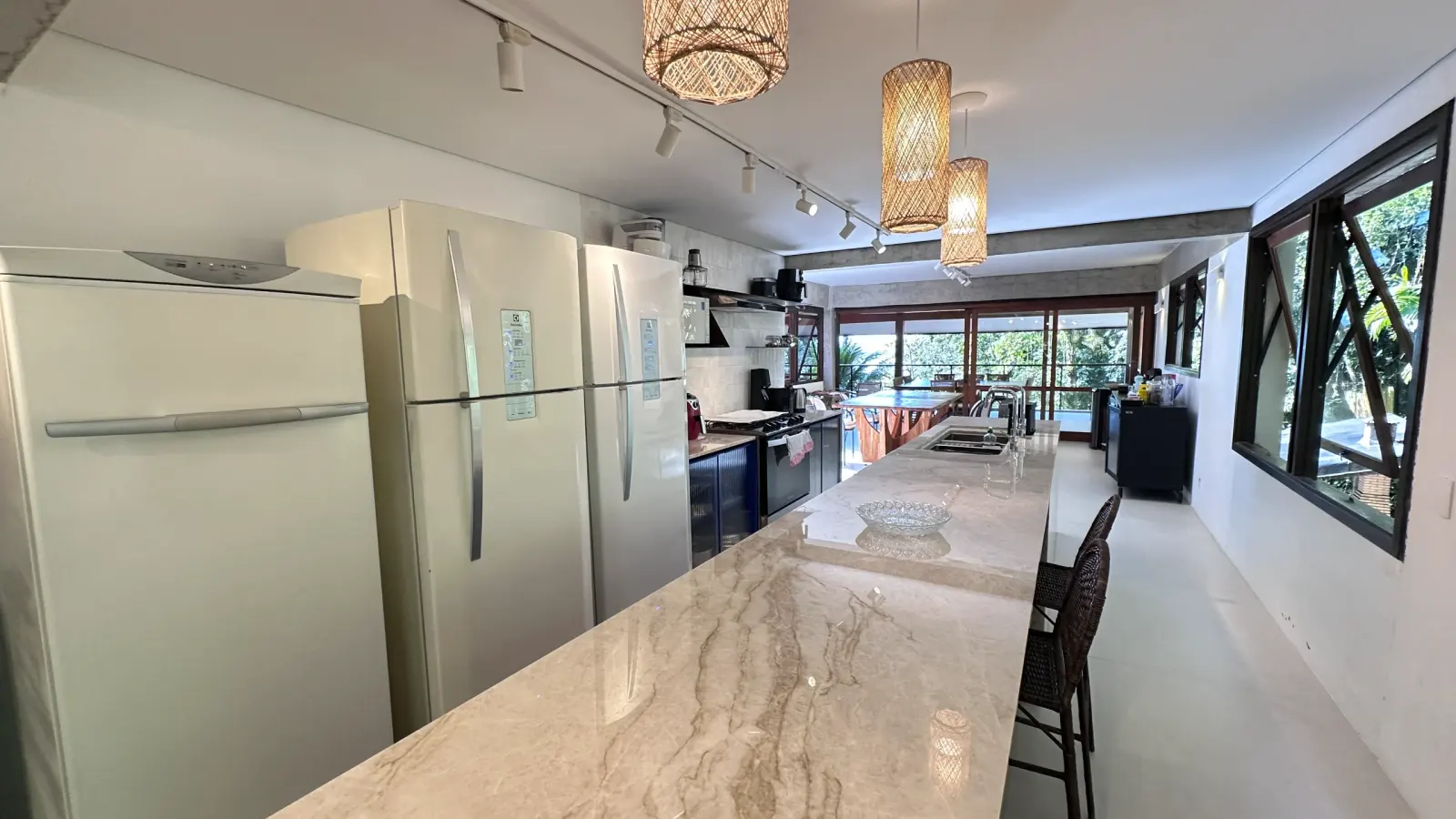 Villa 207 - Aluguel Temporada - Vista da cozinha completa com ilha central , a 150 metros da praia