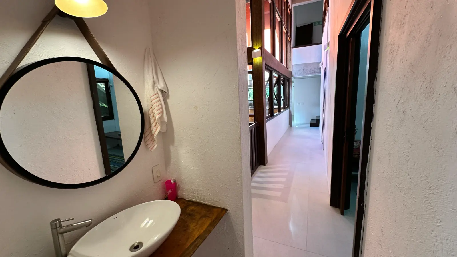 Villa 207 - Aluguel Temporada - lavabo da área social com espellho e pia sobreposta à bancada de madeir