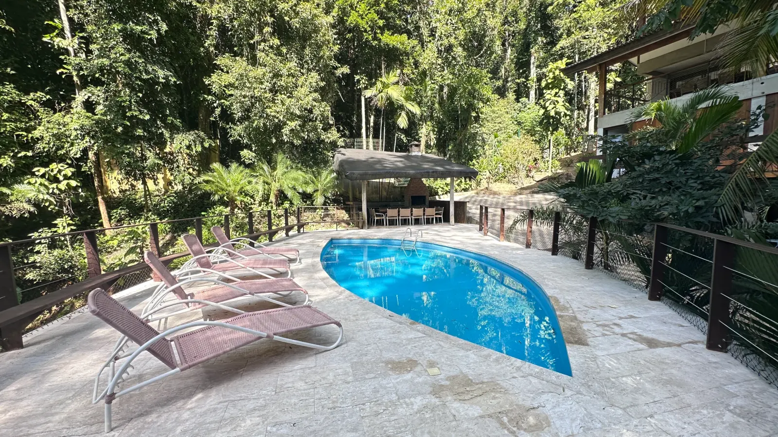 Villa 207 - Aluguel Temporada - Área gourmet coberta integrada à piscina no Condomínio Tijucopava