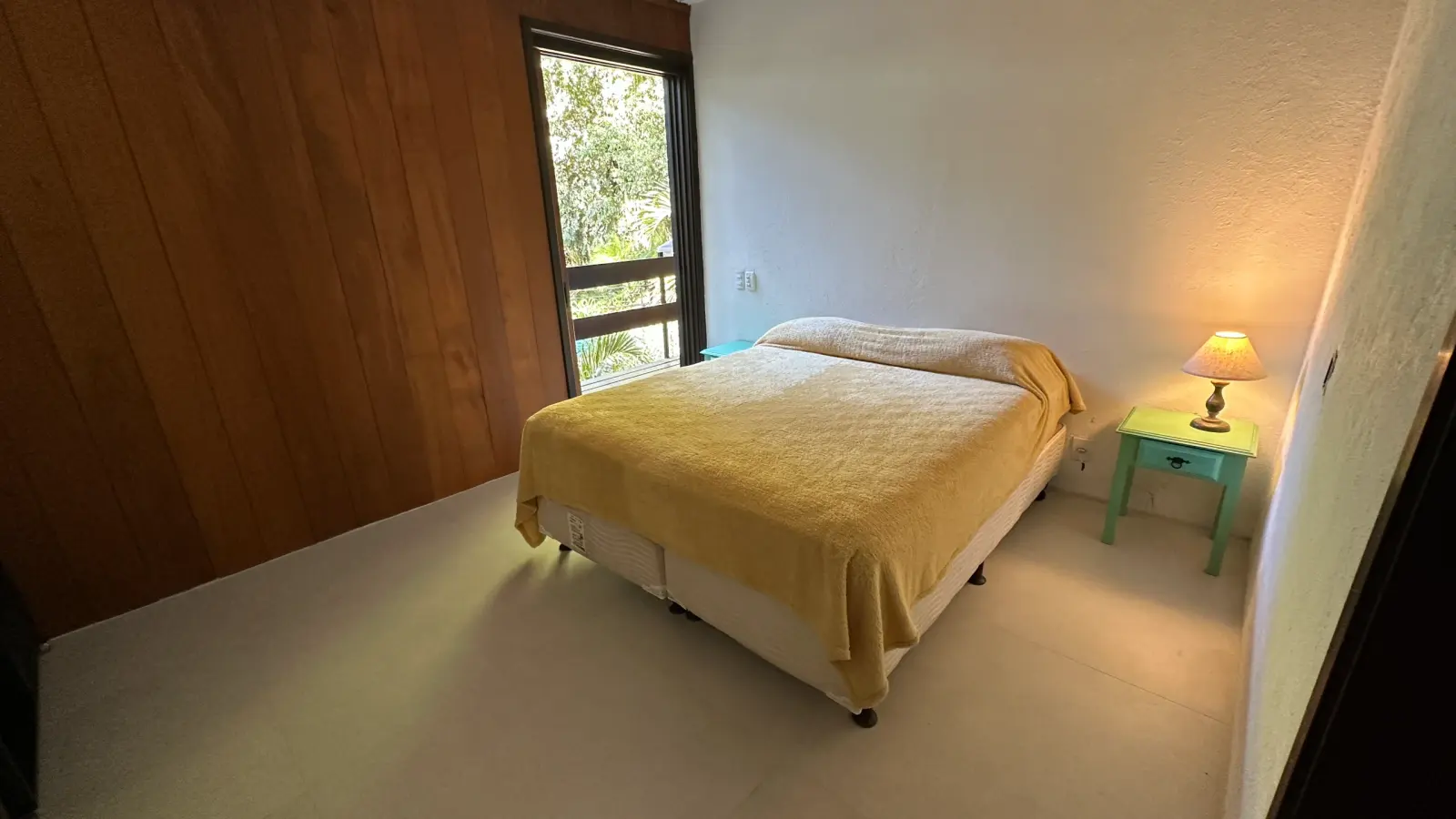 Villa 207 - Aluguel Temporada - Suíte 4  com cama de casal e janela voltada para a vegetação preservada de Tijucopava