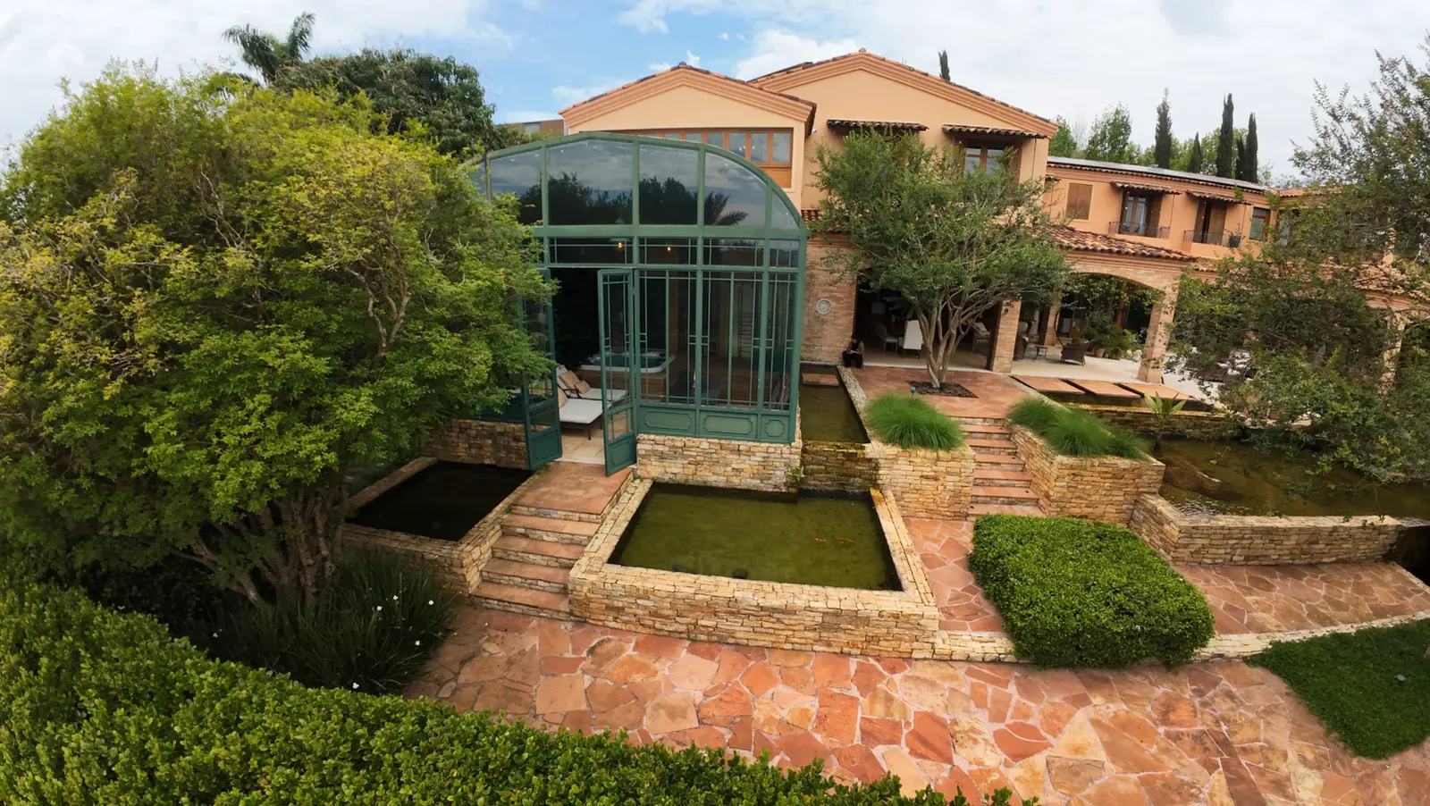 Casa à Venda na Quinta da Baroneza - Arquitetura Toscana - 9 Suítes - Imóvel Vendendo na Baroneza (2)