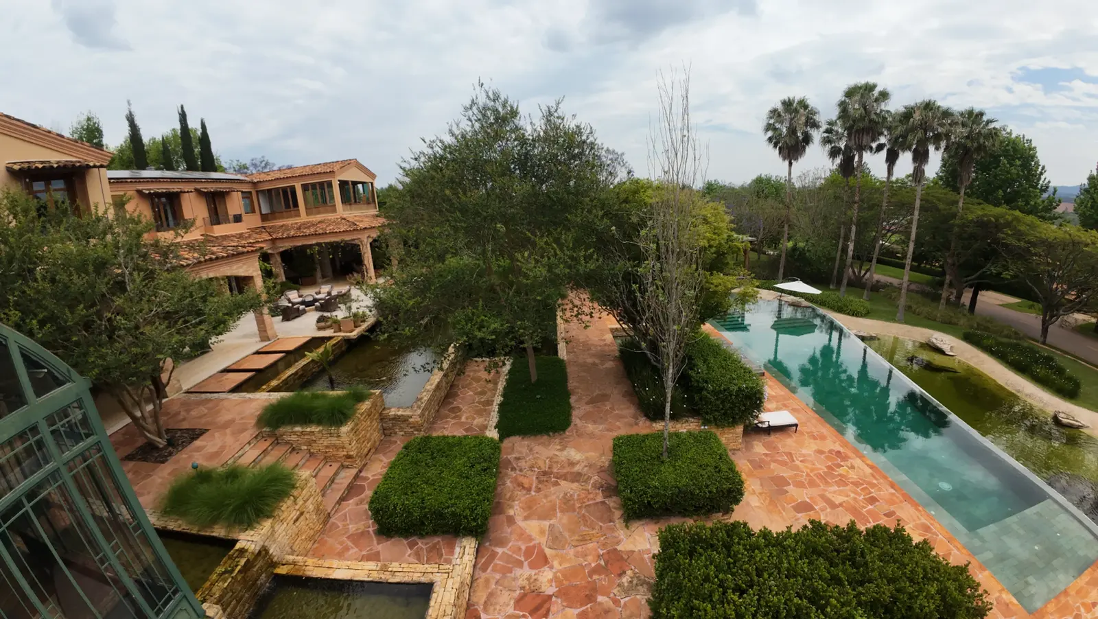 Casa à Venda na Quinta da Baroneza - Arquitetura Toscana - 9 Suítes - Imóvel Vendendo na Baroneza (4)