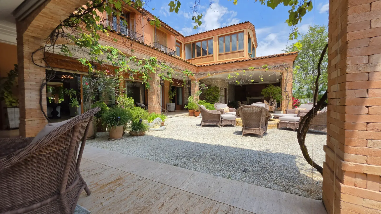 Casa à Venda na Quinta da Baroneza - Arquitetura Toscana - 9 Suítes - Imóvel Vendendo na Baroneza (20)