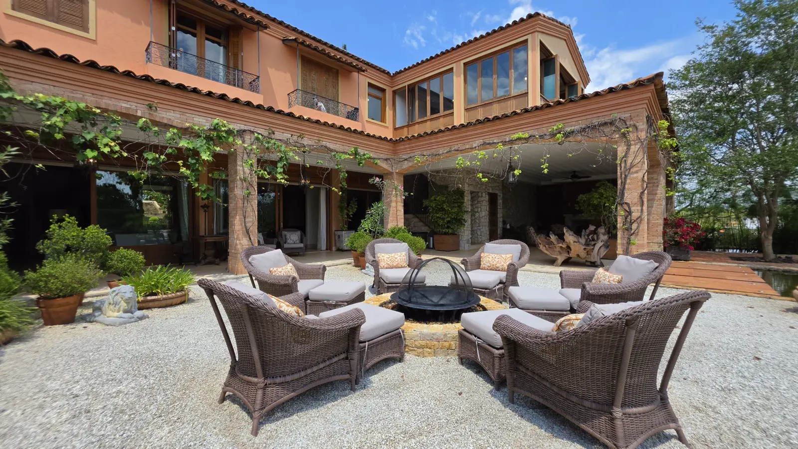 Casa à Venda na Quinta da Baroneza - Arquitetura Toscana - 9 Suítes - Imóvel Vendendo na Baroneza (22)