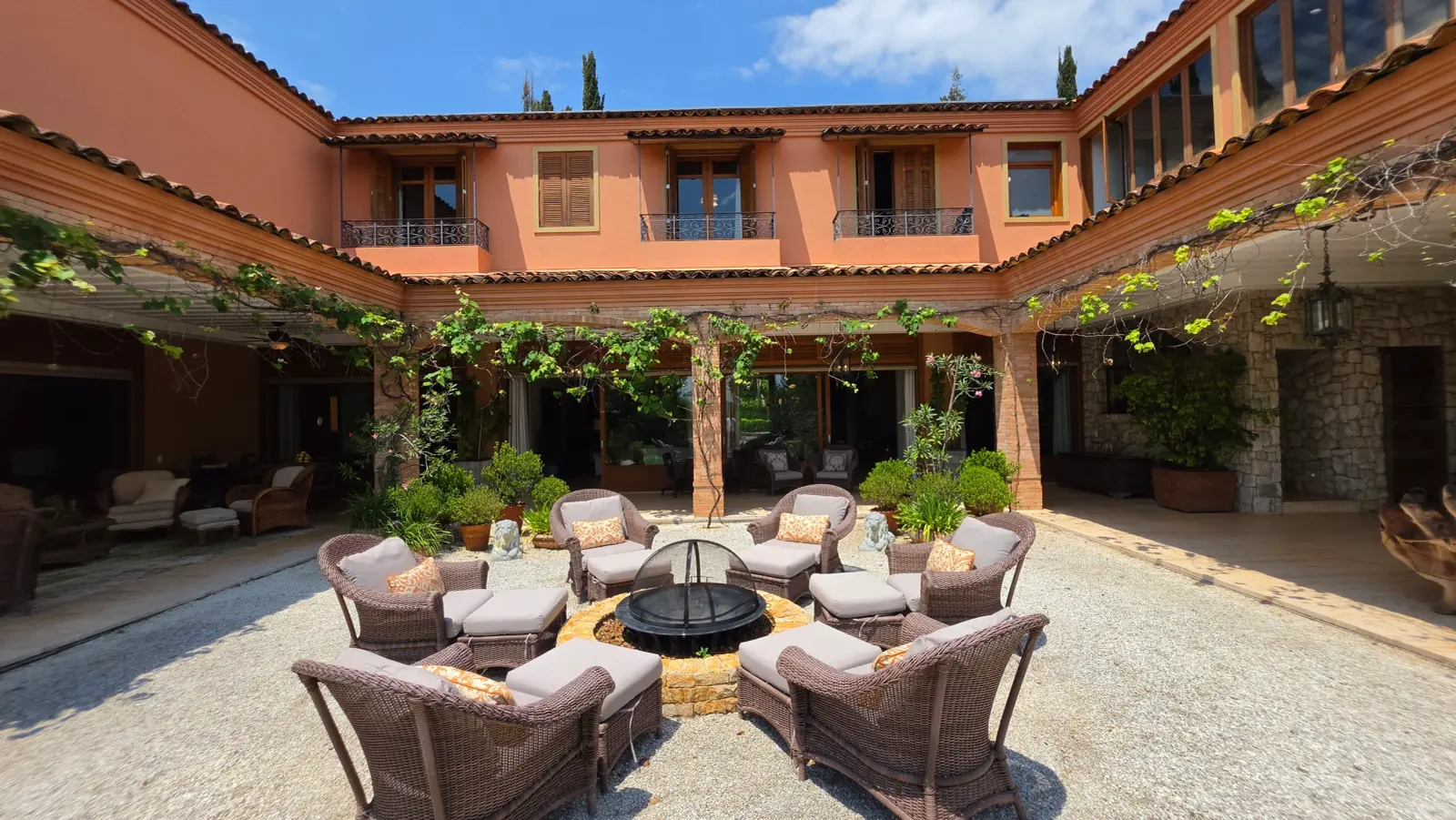 Casa à Venda na Quinta da Baroneza - Arquitetura Toscana - 9 Suítes - Imóvel Vendendo na Baroneza (111)