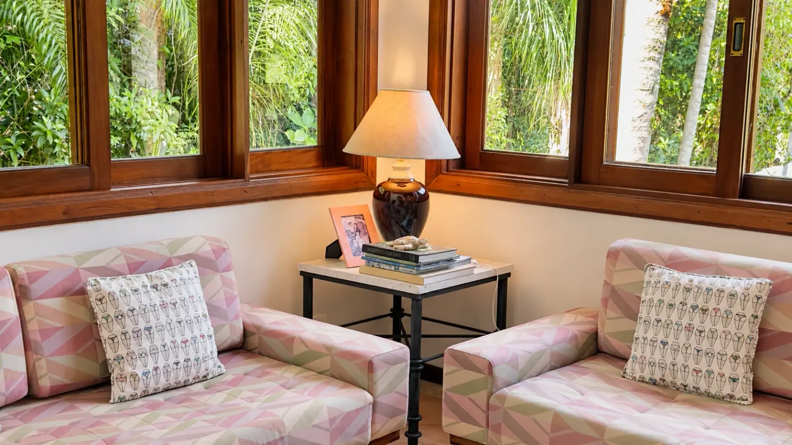 Casa rústica com amplo quintal gramado e piscina aquecida (16)