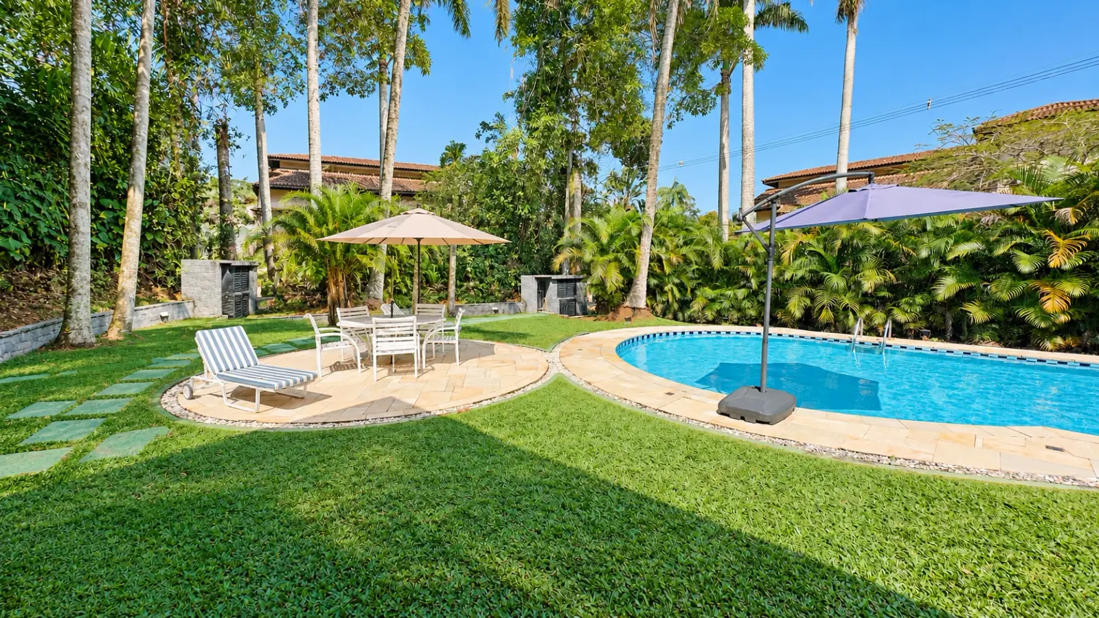 Casa rústica com amplo quintal gramado e piscina aquecida (11)