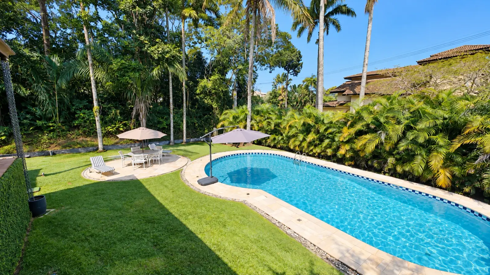 Casa rústica com amplo quintal gramado e piscina aquecida (5)
