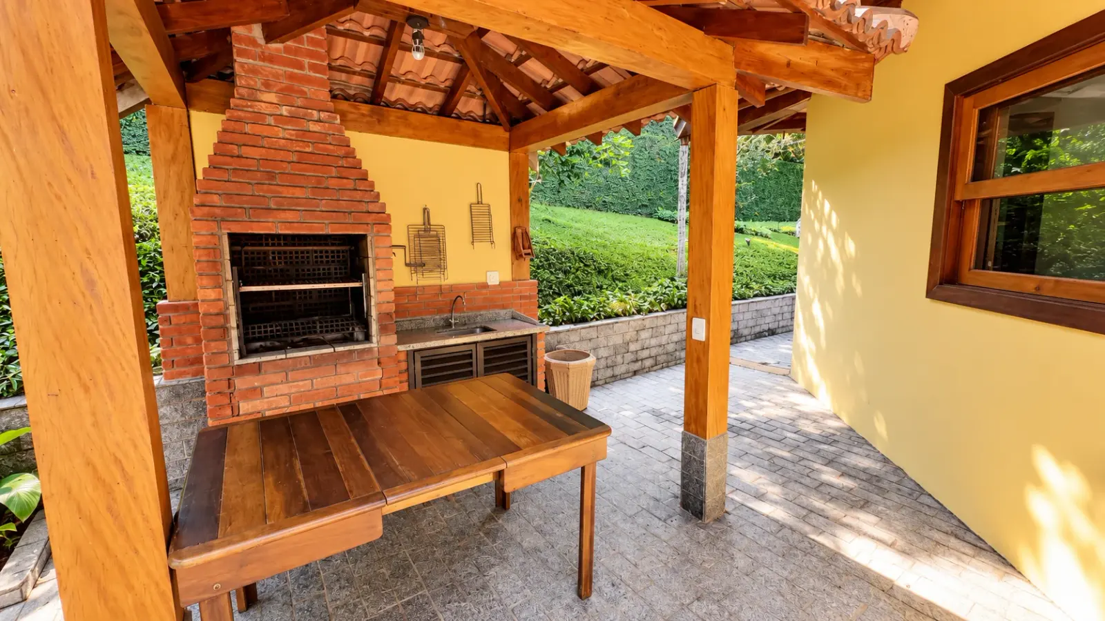 Casa rústica com amplo quintal gramado e piscina aquecida (15)