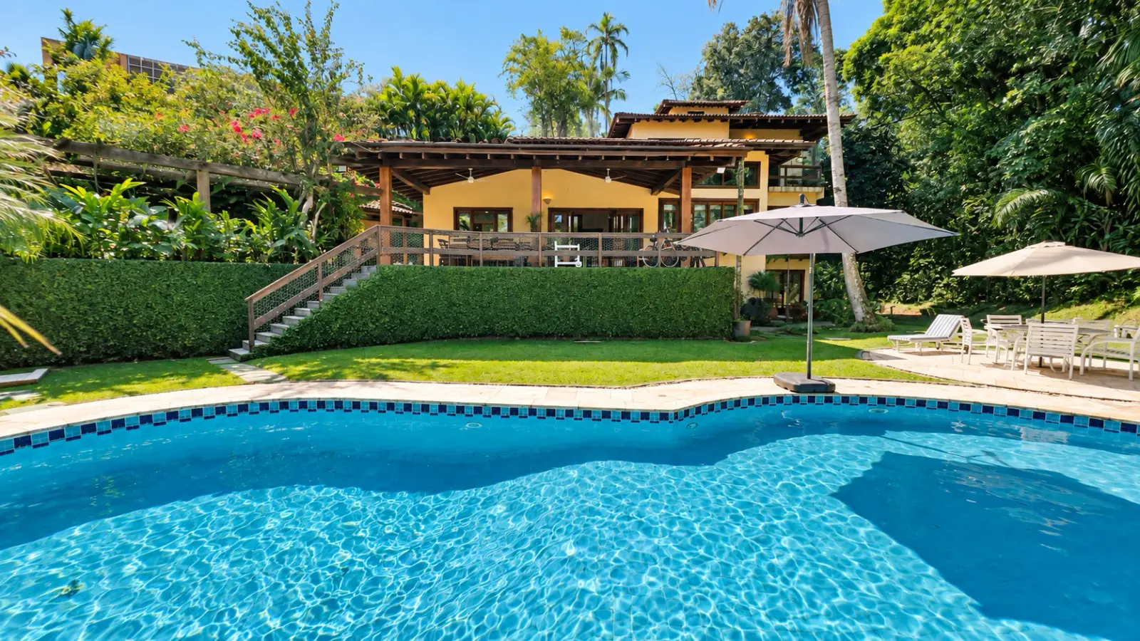 Casa rústica com amplo quintal gramado e piscina aquecida (7)