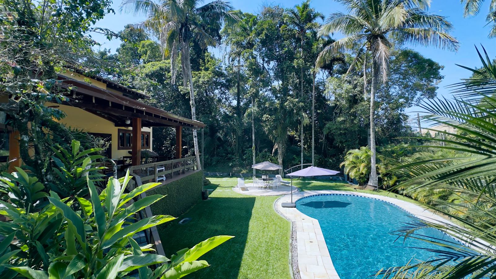 Casa rústica à venda no condomínio Iporanga (2)