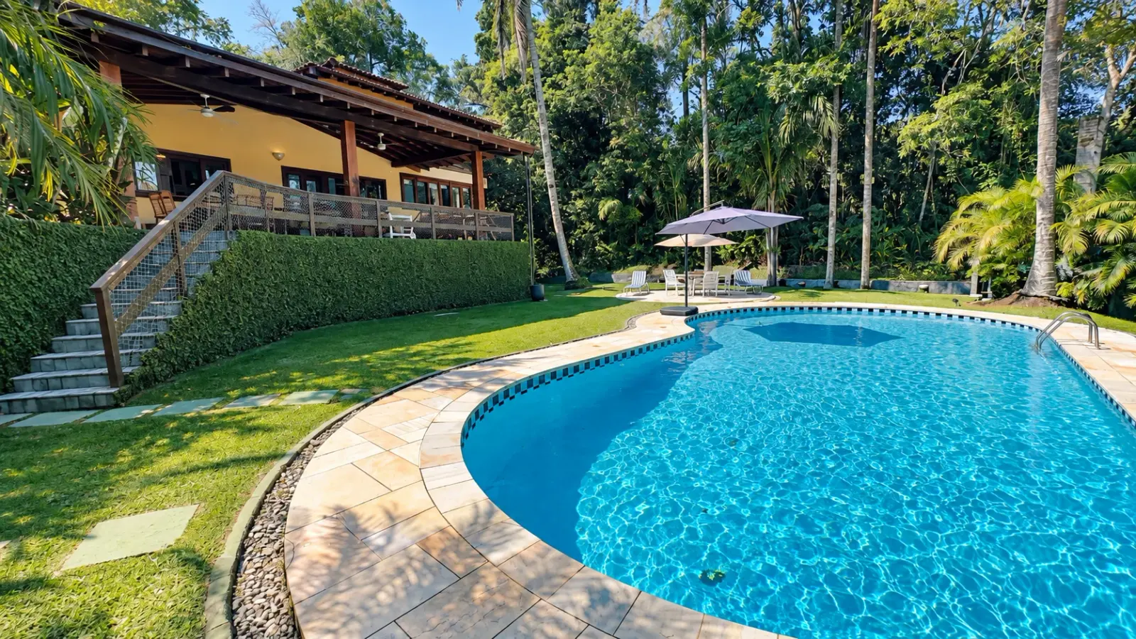 Casa rústica com amplo quintal gramado e piscina aquecida (6)