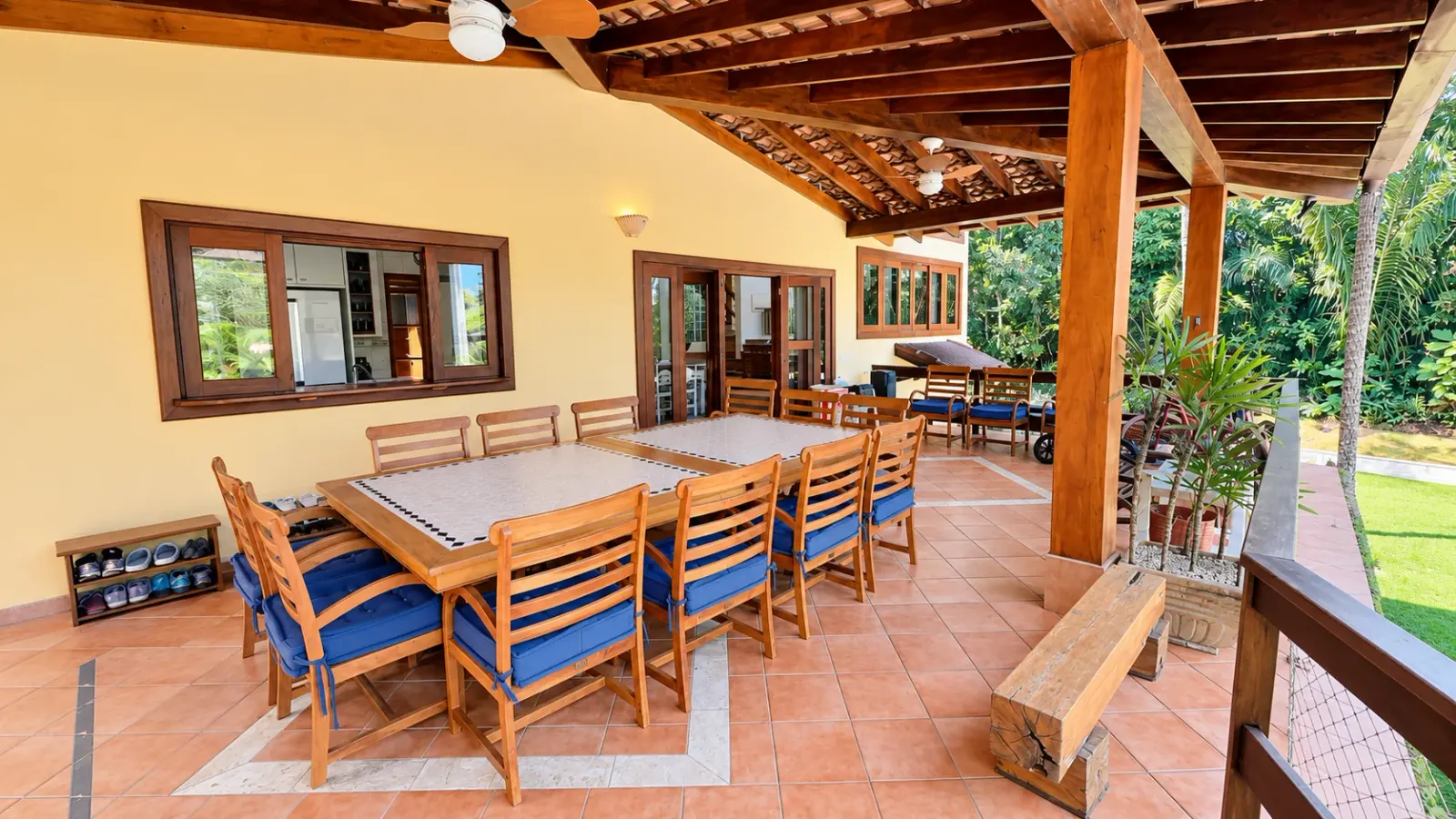 Casa rústica com amplo quintal gramado e piscina aquecida (14)
