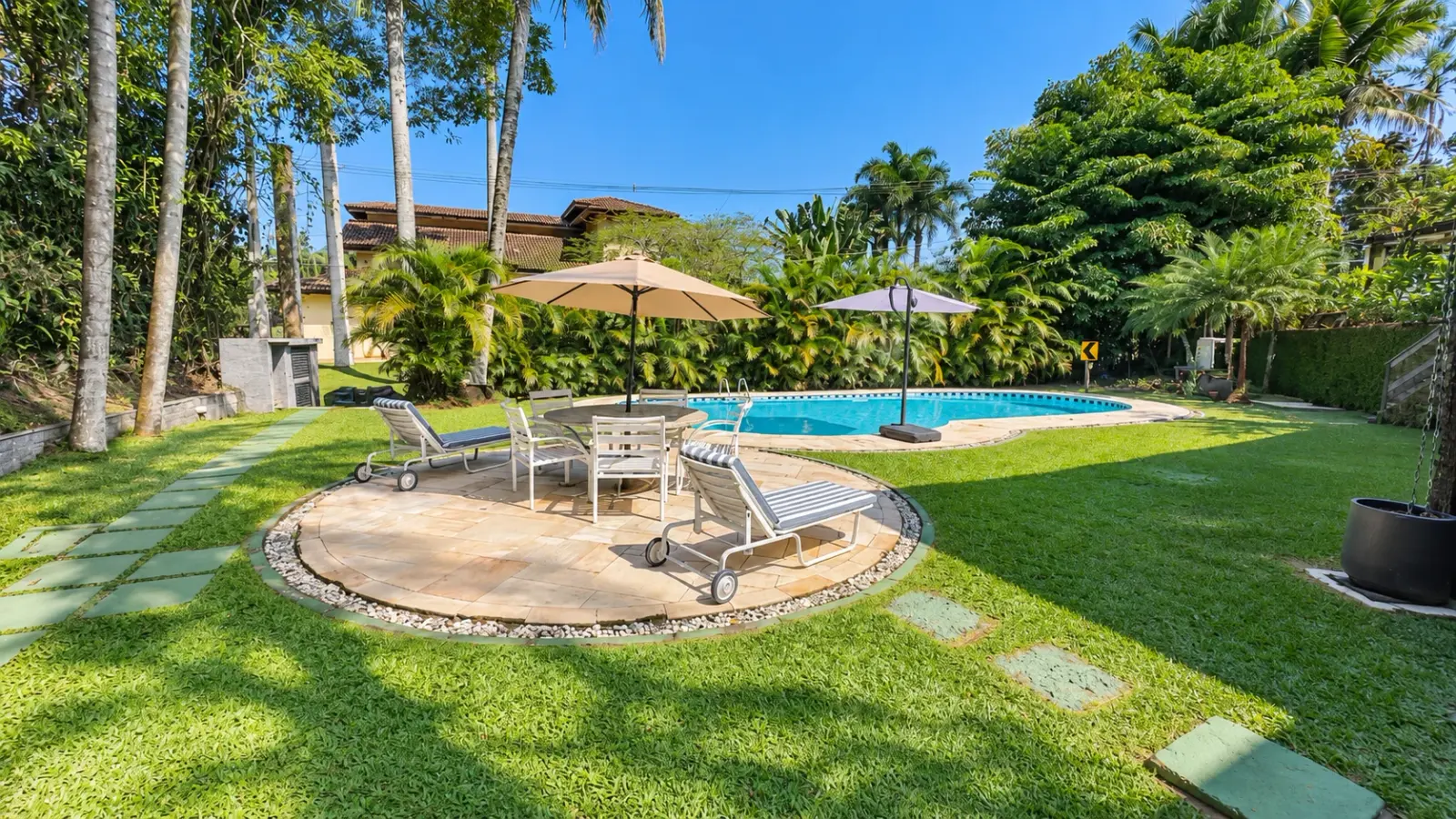 Casa rústica com amplo quintal gramado e piscina aquecida (9)