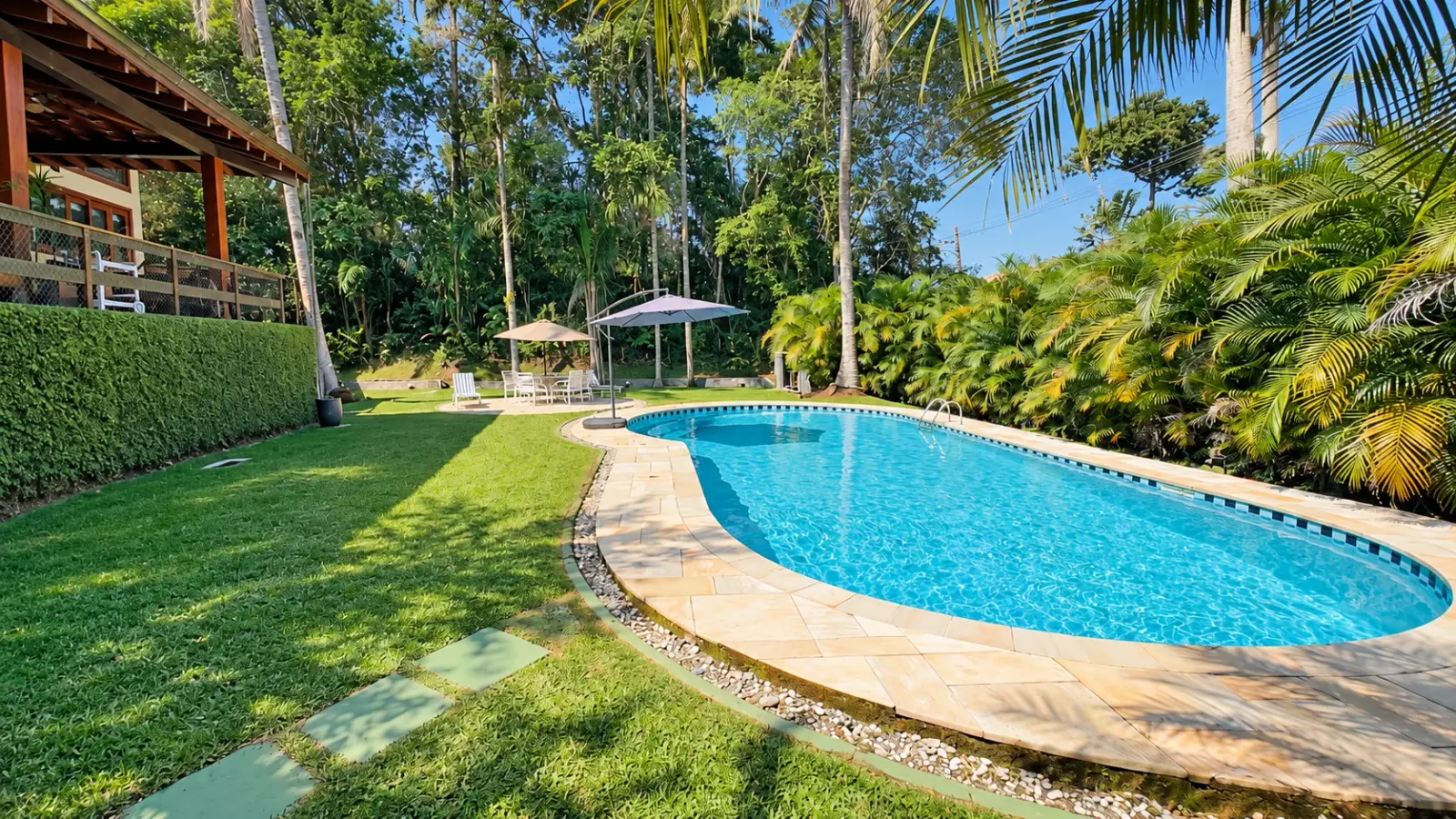Casa rústica com amplo quintal gramado e piscina aquecida (12)