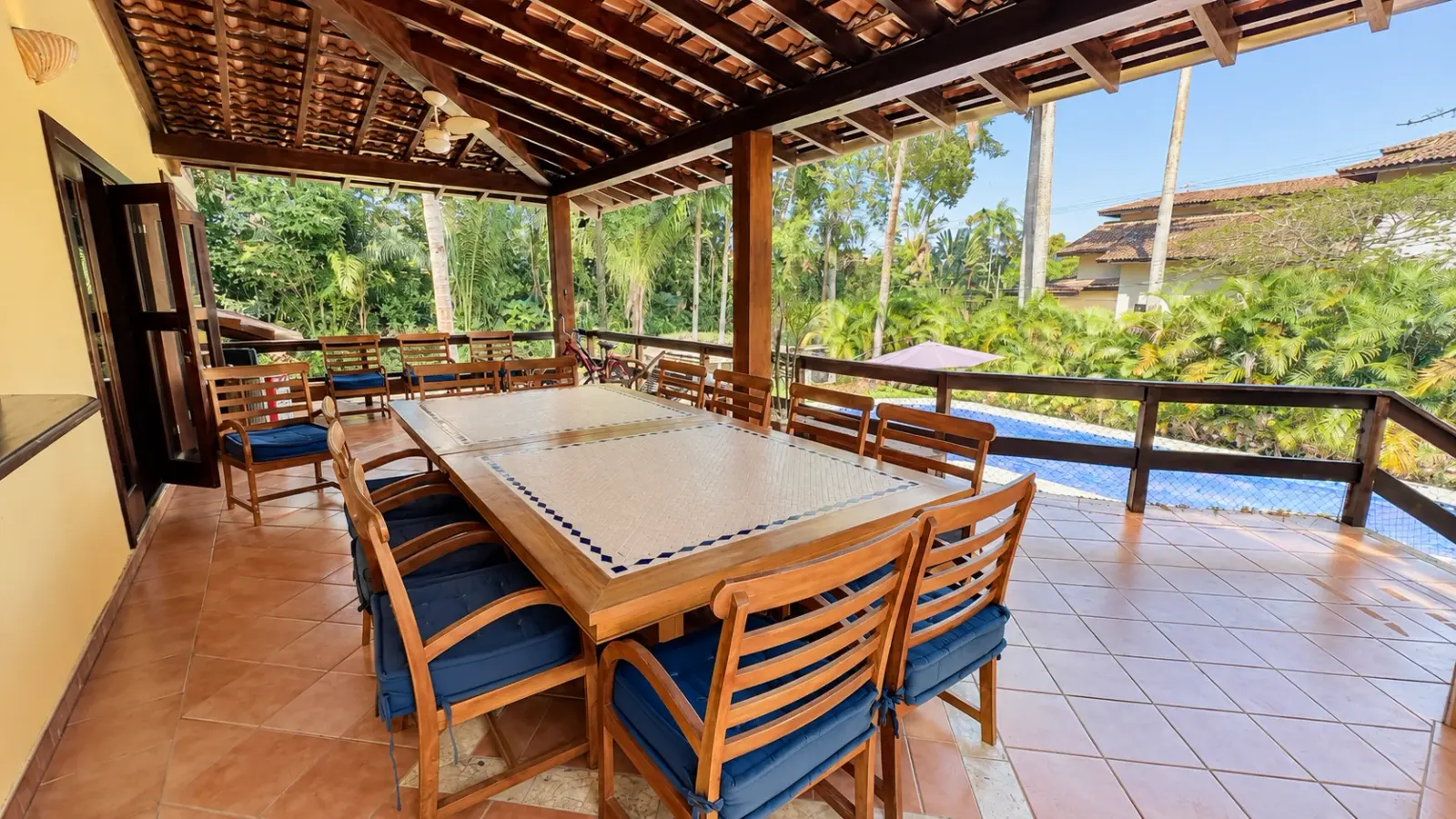 Casa rústica com amplo quintal gramado e piscina aquecida (13)