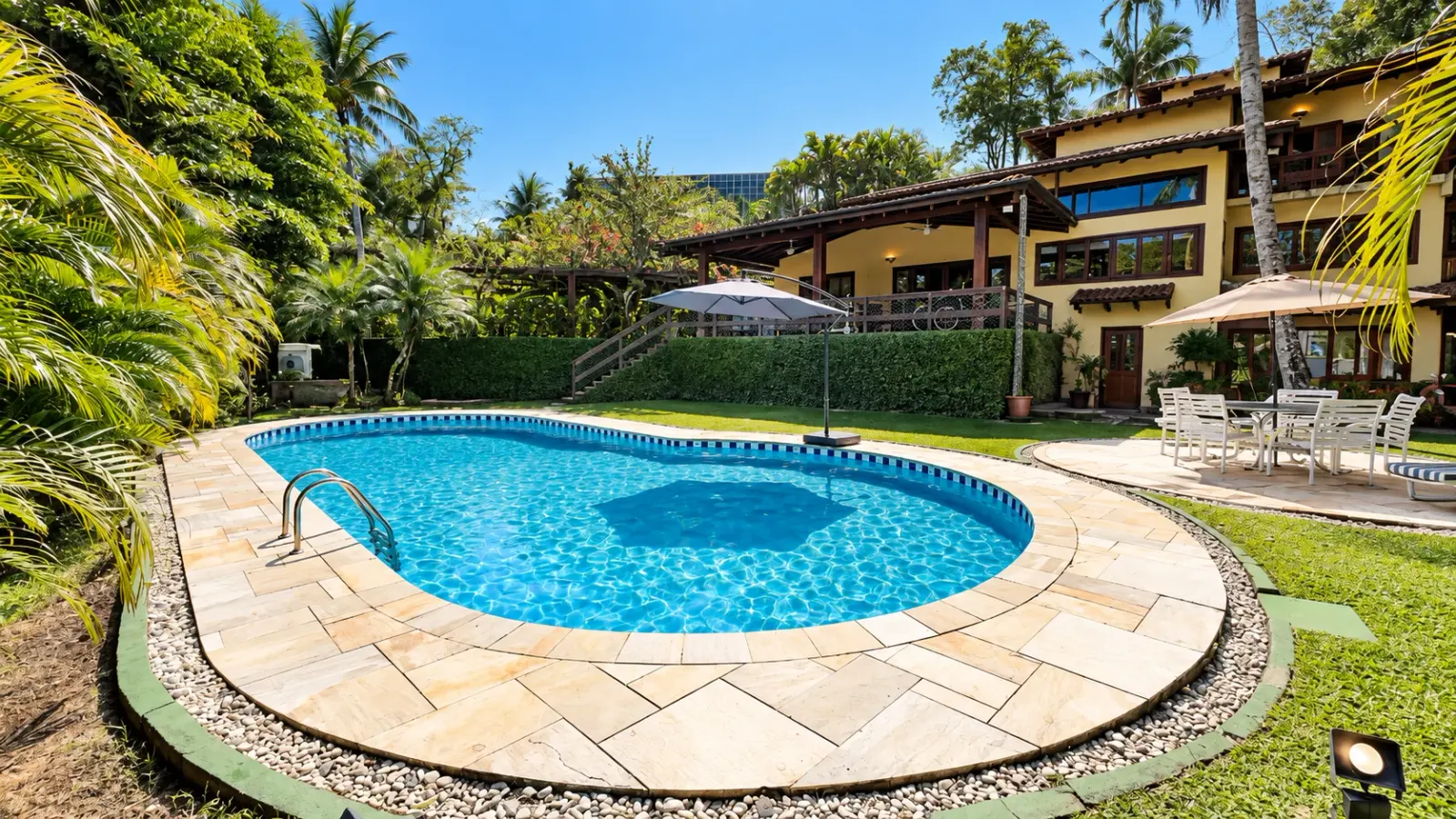 Casa rústica com amplo quintal gramado e piscina aquecida (8)