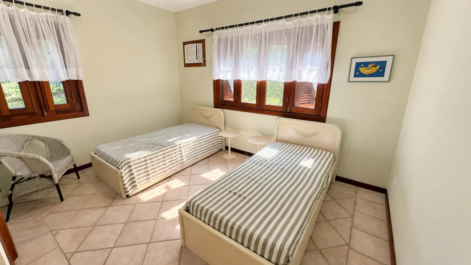 Casa rústica com amplo quintal gramado e piscina aquecida (30)