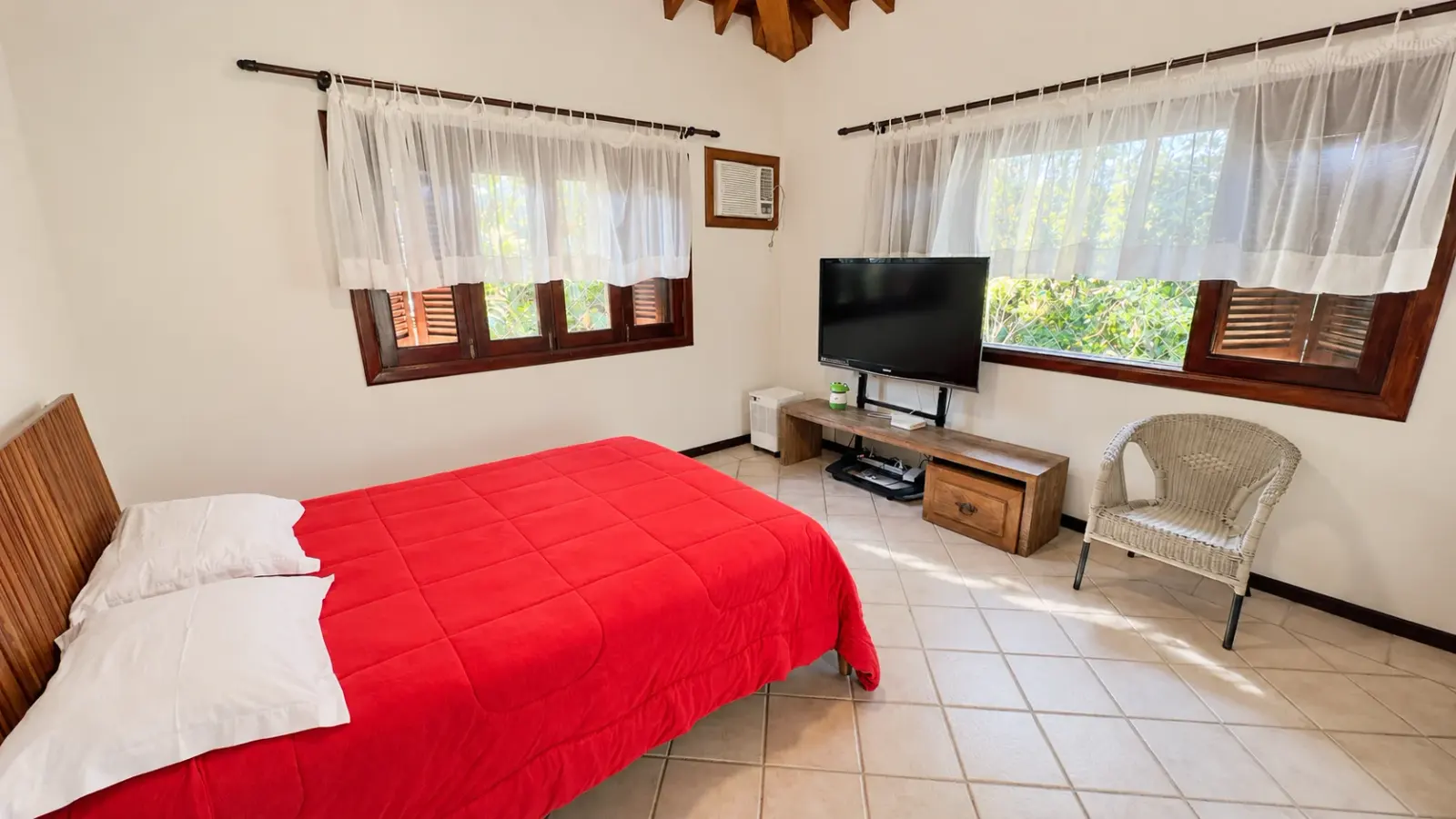 Casa rústica com amplo quintal gramado e piscina aquecida (35)