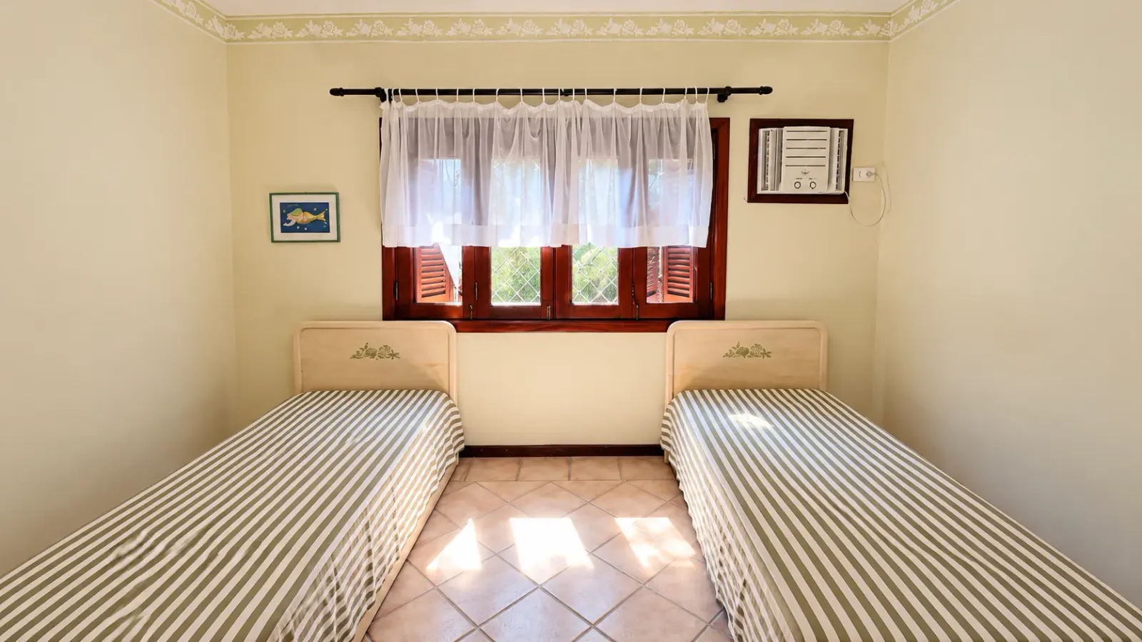 Casa rústica com amplo quintal gramado e piscina aquecida (28)