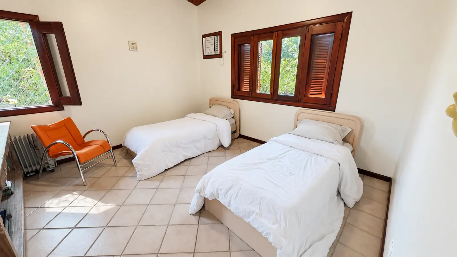 Casa rústica com amplo quintal gramado e piscina aquecida (32)