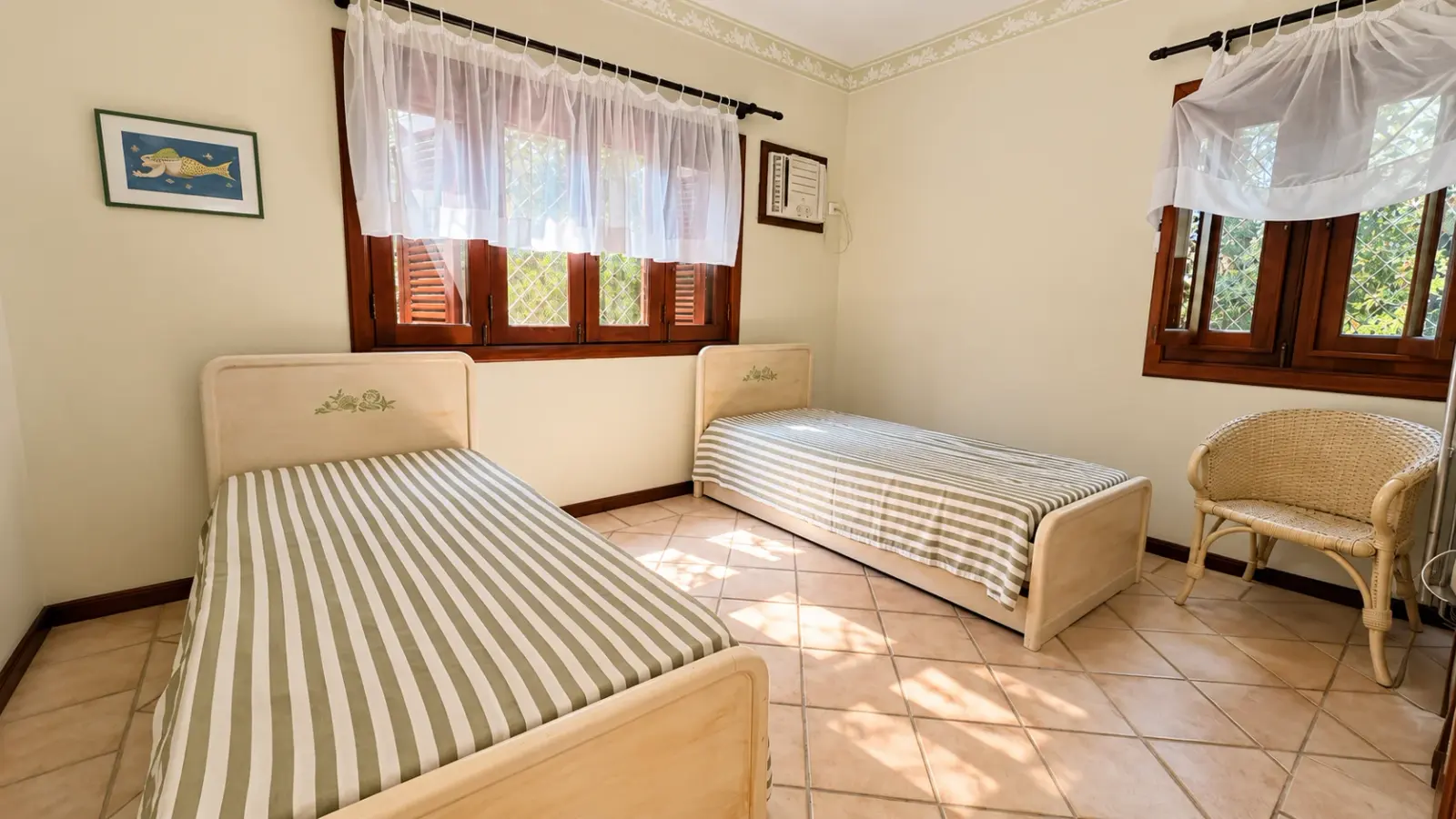 Casa rústica com amplo quintal gramado e piscina aquecida (26)