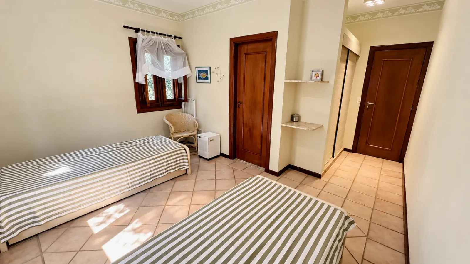 Casa rústica com amplo quintal gramado e piscina aquecida (27)