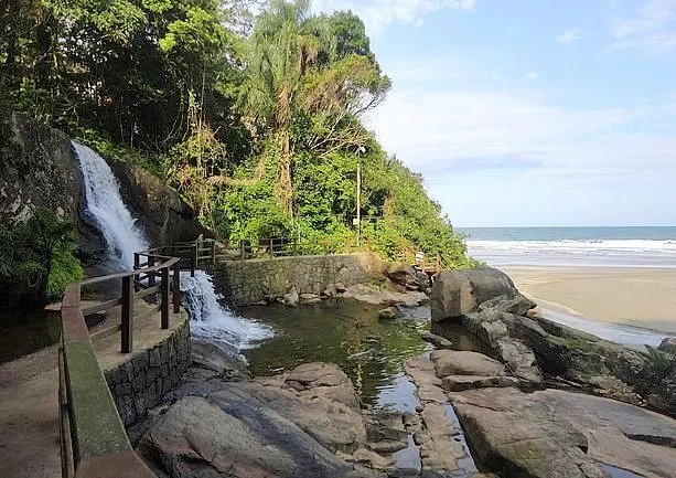 Praia do Iporanga, onde a cachoeira deságua no mar · Praia · Andreatta Broker