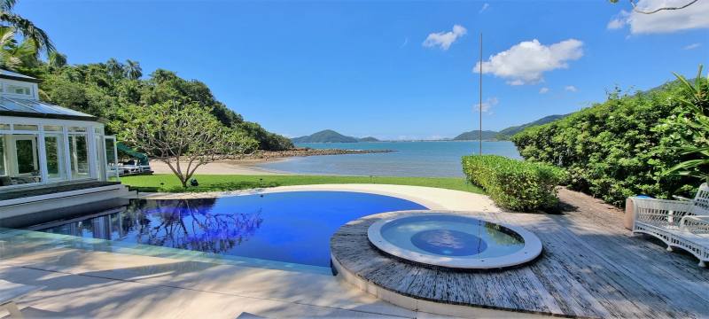 Casa Pé na Areia à venda no Condomínio Iporanga Guarujá — Villa 496